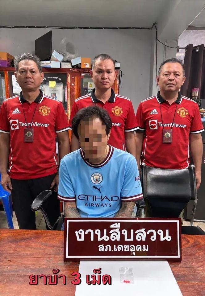 开云体育官网-太阳报：泰国一名曼城球迷被捕，警方晒照穿曼联球衣和他合影